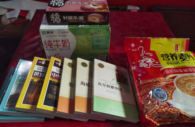 爱心妈妈精心为孩子们准备了红色经典、历史、科普类书籍，希望他们多读书、读好书、善读书