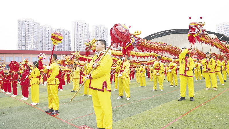 百队巡游迎新春 百米长龙闹元宵