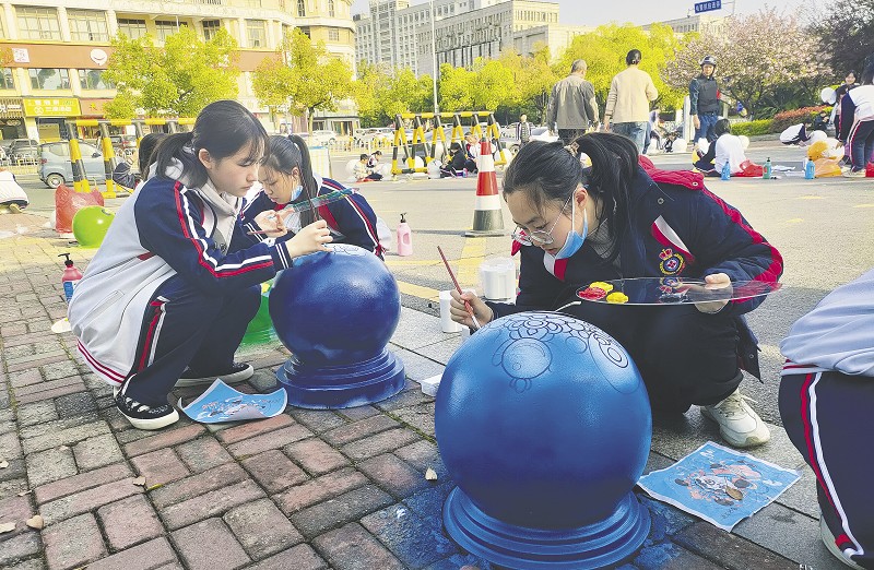 海棠学校 创意彩绘让隔离石墩变身艺术画廊