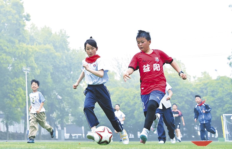 足球教学抓得紧 成就学生绿茵梦