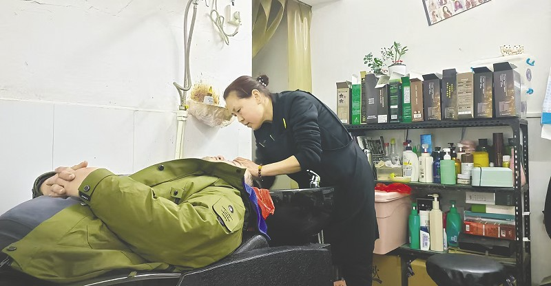 理发师张小群：一把银剪剪出人间暖意