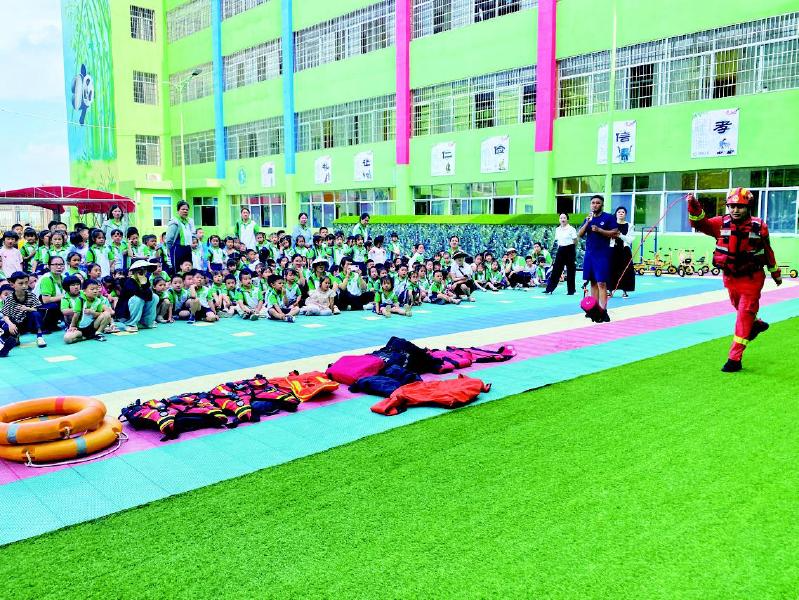充气泳池进校园 沉浸式学习防溺水知识