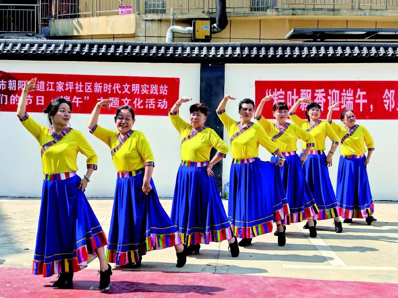“银发姐妹团”舞动人生