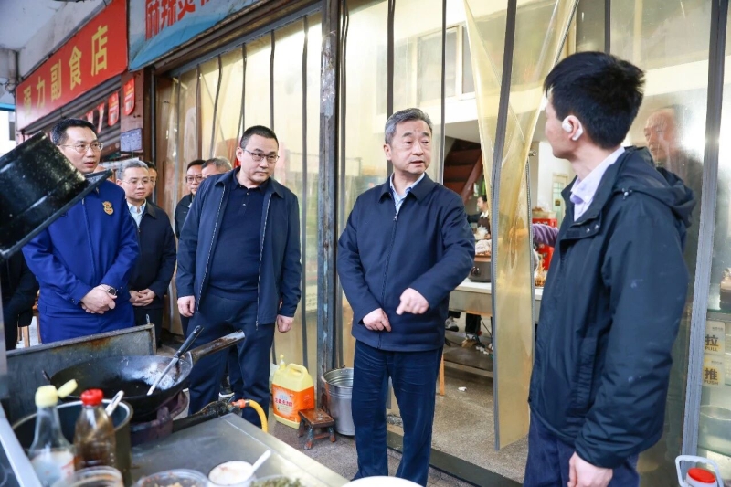 4月3日,陈竞来到鹿角园农贸市场调研。