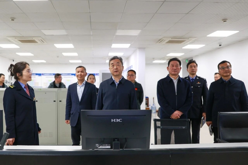 4月3日,陈竞在益阳高铁南站调研。