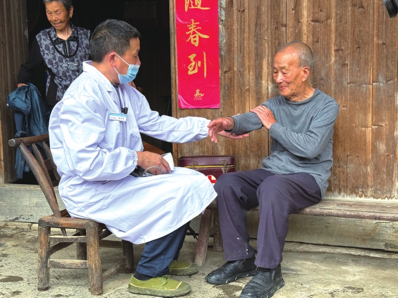 黄厚望上门为村民看病。