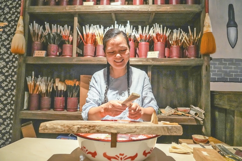 益阳市非物质文化遗产代表性传承人,危福兴笔墨号毛笔、墨制作技艺代表性传承人史嫦娥在制作狼毫毛笔。