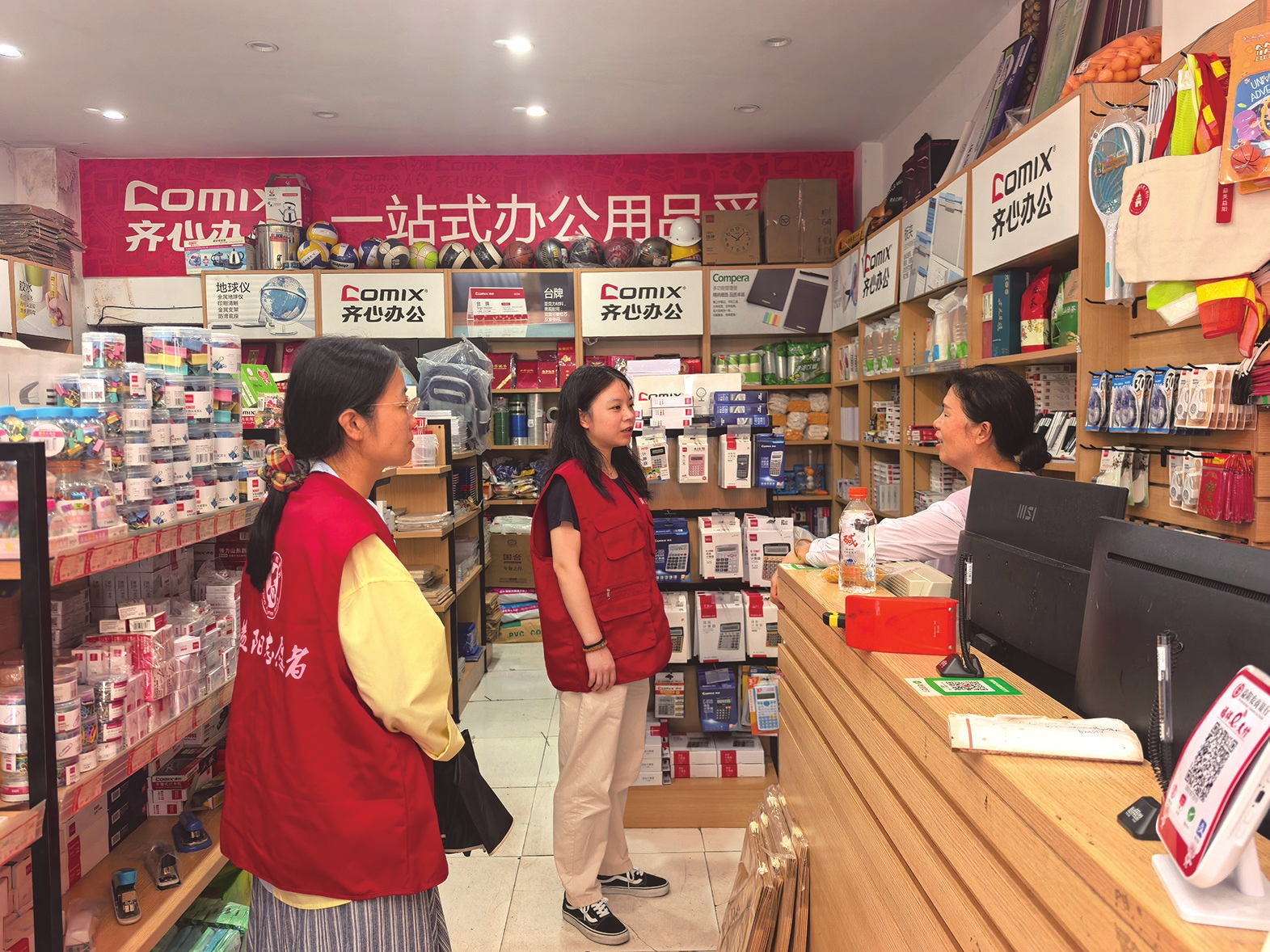 工作人员向商户普及法律法规