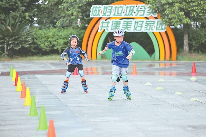 练习轮滑的小学生。