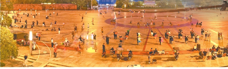 在佳宁娜广场跳舞的市民。
