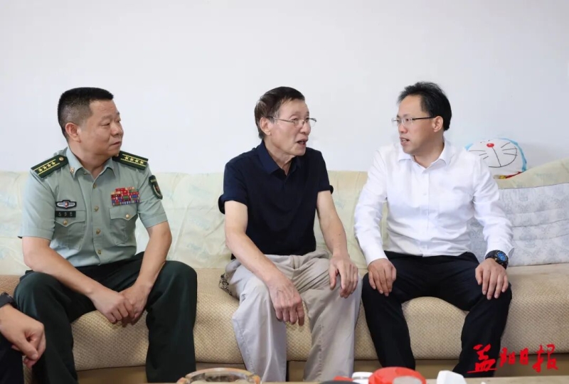 向世聪在市会龙军休所慰问军队离退休干部。
