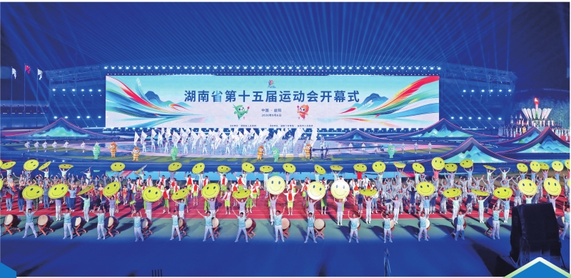 载歌载舞,欢聚一堂。