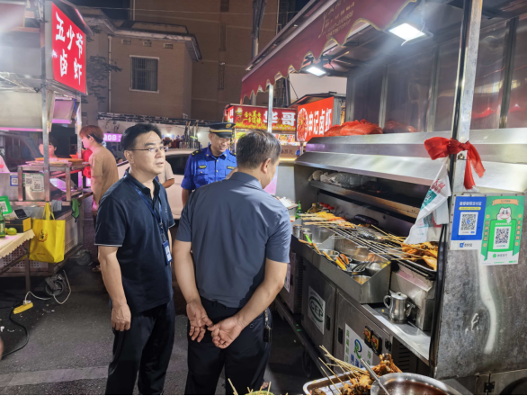 益阳城管:开启“白+黑”模式 全力守护“益阳蓝”