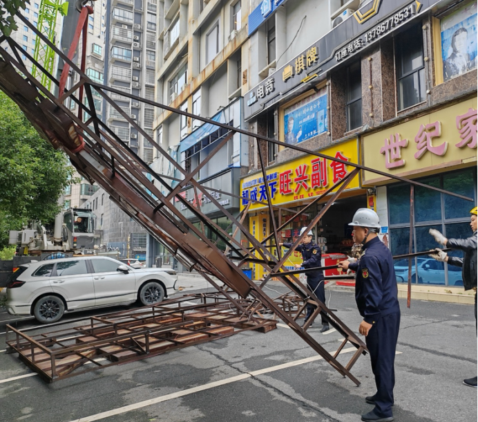 拆除“空中隐患”守护头顶安全!益阳城管 集中整治违规广告牌获市民点赞