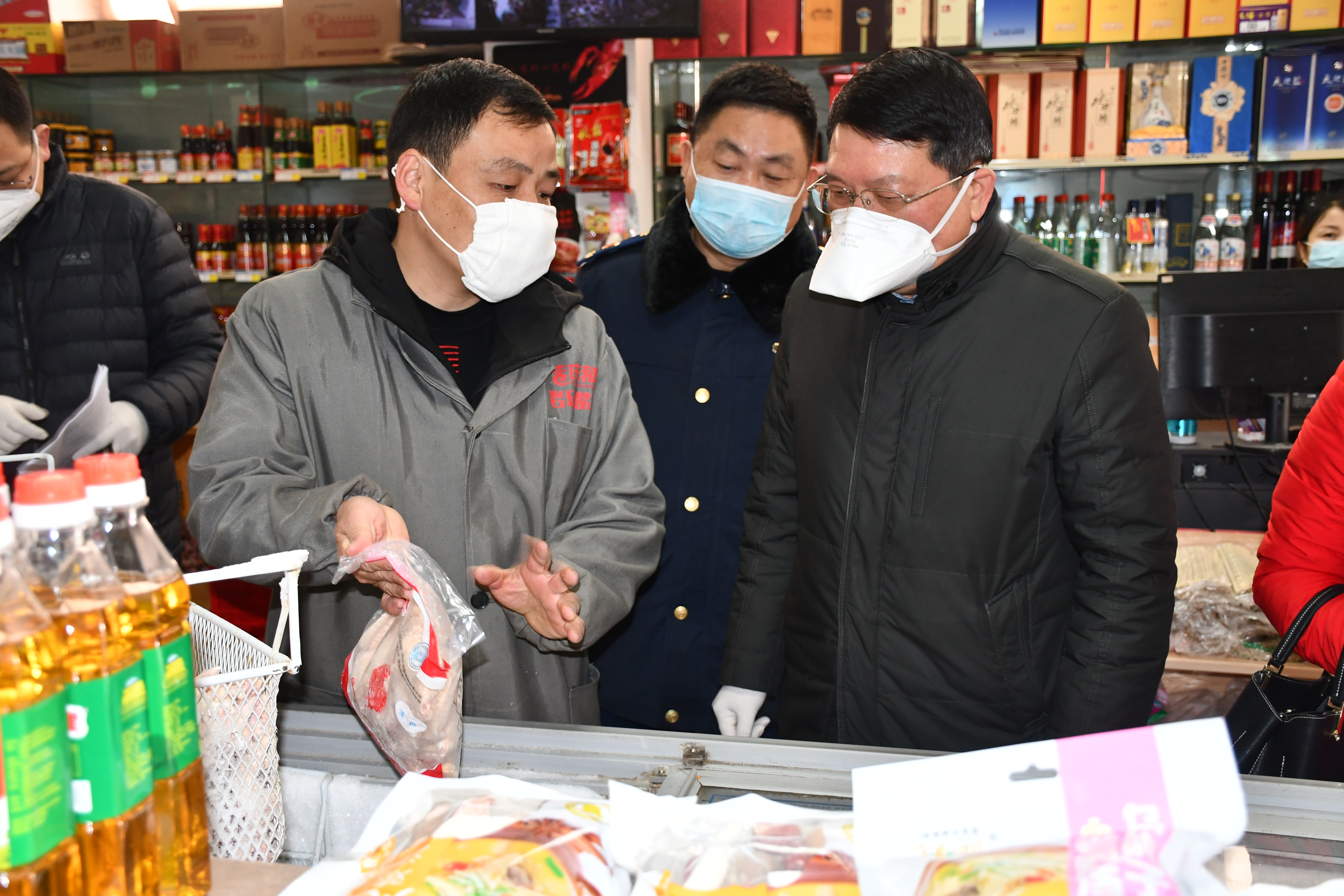 市市场监管局党组书记朱崇文（右一）在朝阳学府农贸市场督查食品安全工作.jpg