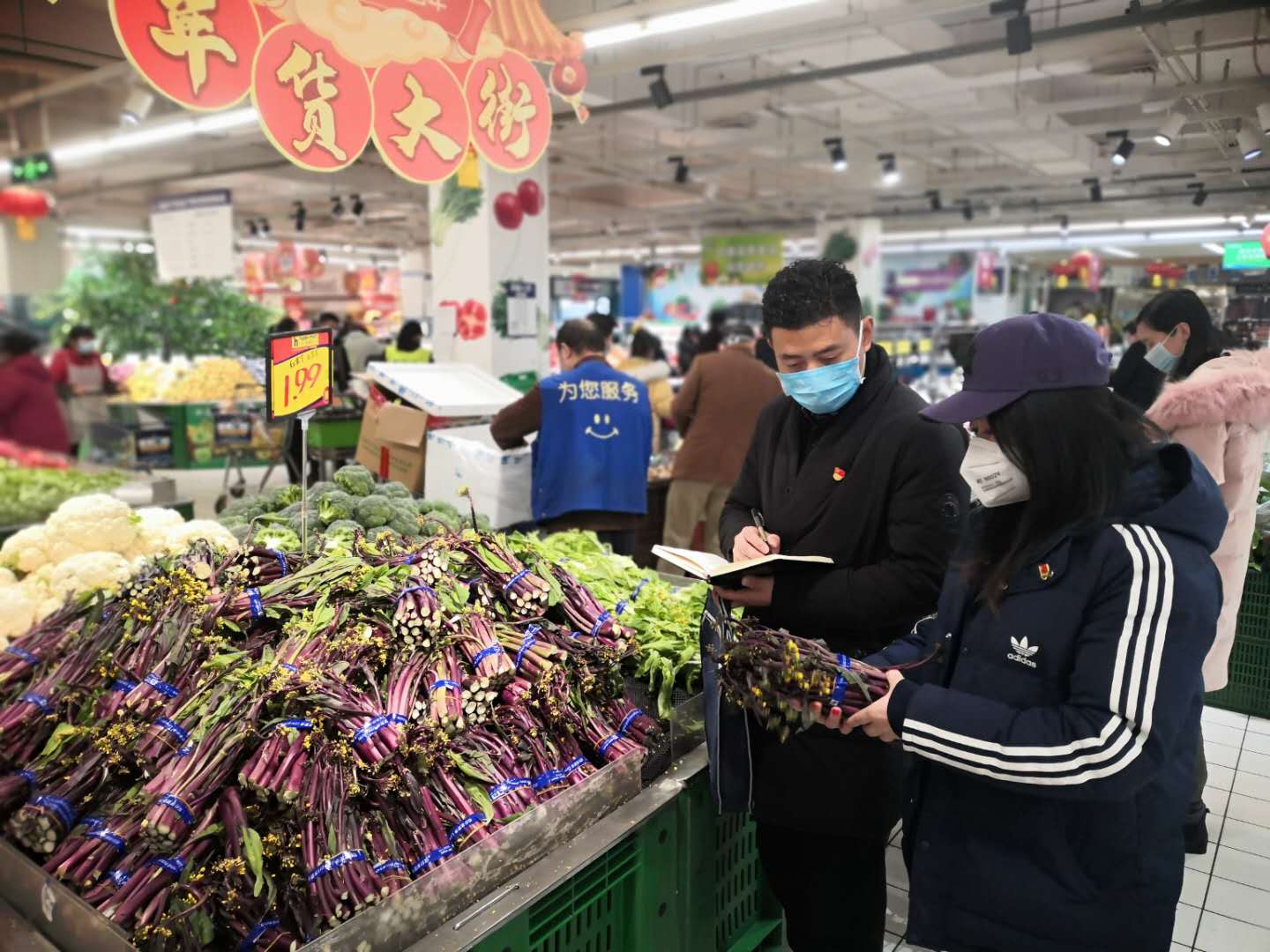 价格执法人员在超市检查商品价格.jpg
